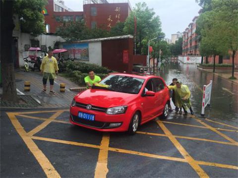 金安区法院组织干警积极参与防汛抗洪工作